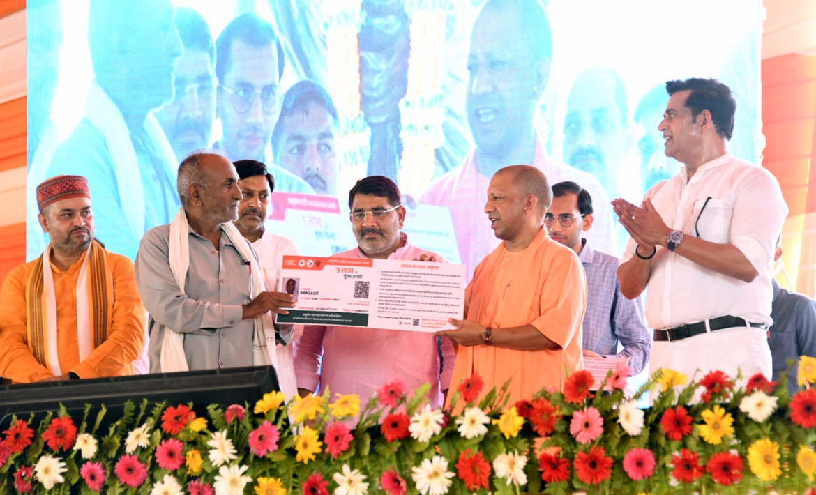 योगी ने गोरखपुर को दी 2604 करोड़ रुपये के विकास कार्यों की सौगात