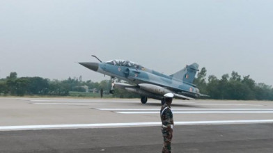 पूर्वांचल एक्सप्रेस-वे पर लड़ाकू विमान का हैरतअंगेज प्रदर्शन