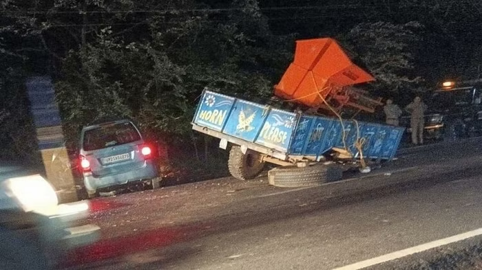 सड़क पर खड़ी ट्राली से टकराई कार, चार मरे