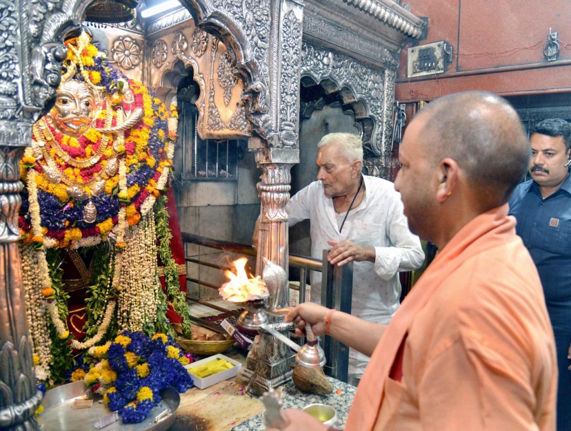 योगी ने श्रीकाशी विश्वनाथ मंदिर में किया दर्शन पूजन