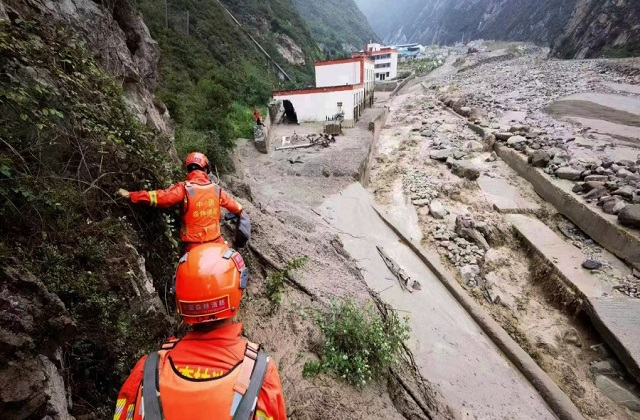 चीन में भूस्खलन से दो लोगों की मौत, सात लापता