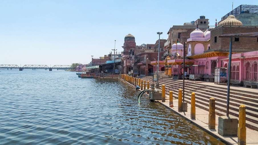 मथुरा में यमुना लाल निशान से पार
