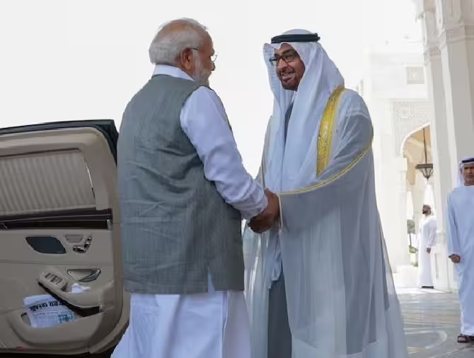 यूएई की यात्रा पर पहुंचे मोदी
