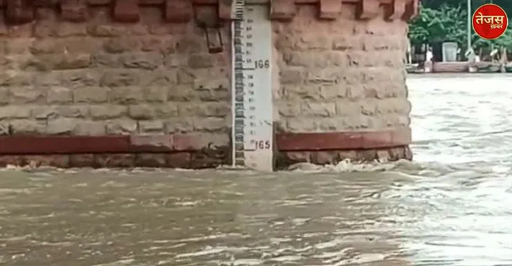 मथुरा में यमुना अब भी लाल निशान से ऊपर
