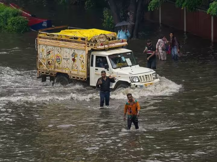 दिल्ली में भारी बारिश के कारण जलभराव,यातायात ठप