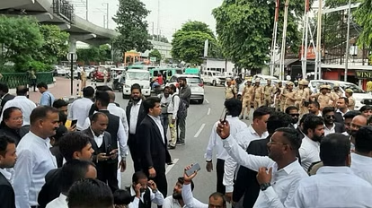 हापुड़ में वकीलों पर लाठीचार्ज के विरोध में अधिवक्ताओं ने ठप किया न्यायिक कामकाज