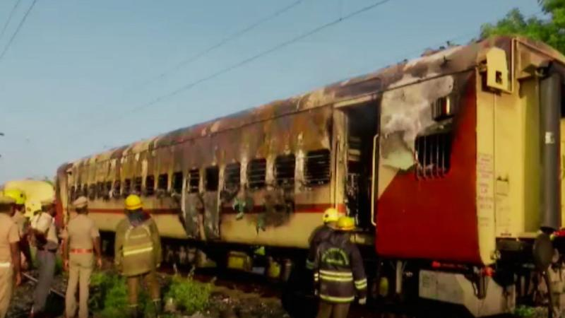 ट्रेन के प्राइवेट पार्टी कोच में आग लगने से नौ लोगों की मौत , छह झुलसे