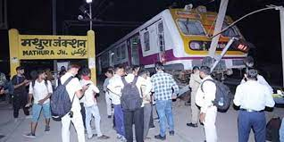 मथुरा में ट्रेन चढ़ी प्लेटफार्म पर