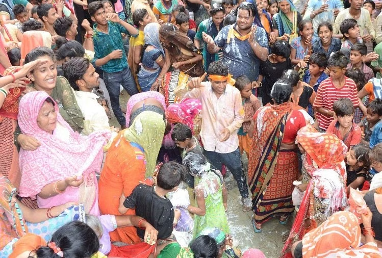 गोकुल में होली की तरह मनाया गया नन्दोत्सव