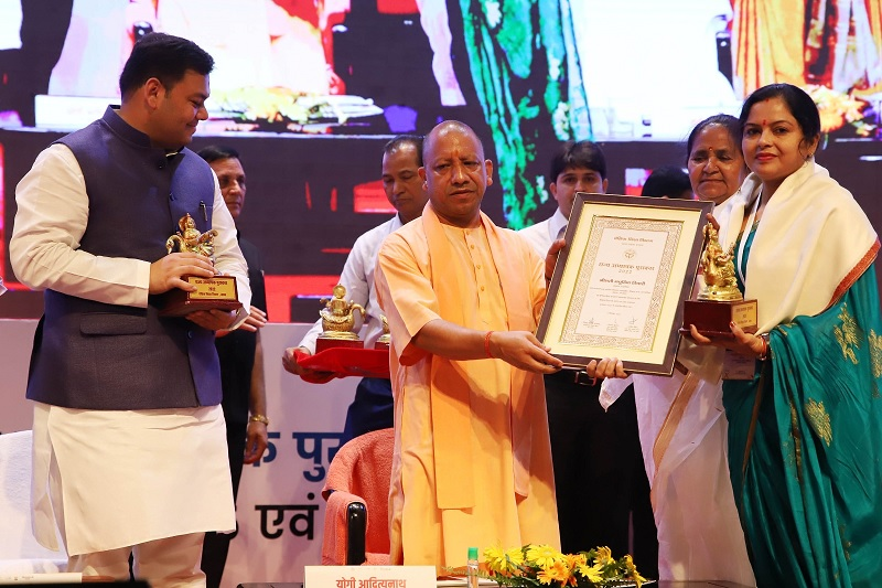 मॉर्निंग असेंबली को बनाएं पाठ्यक्रम का हिस्साः योगी