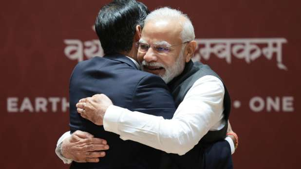 द्विपक्षीय वार्ता के दौरान गले मिले मोदी-सुनक