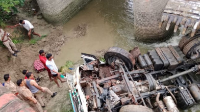 उन्नाव:डम्फर गिरा नदी में, चालक की मौत