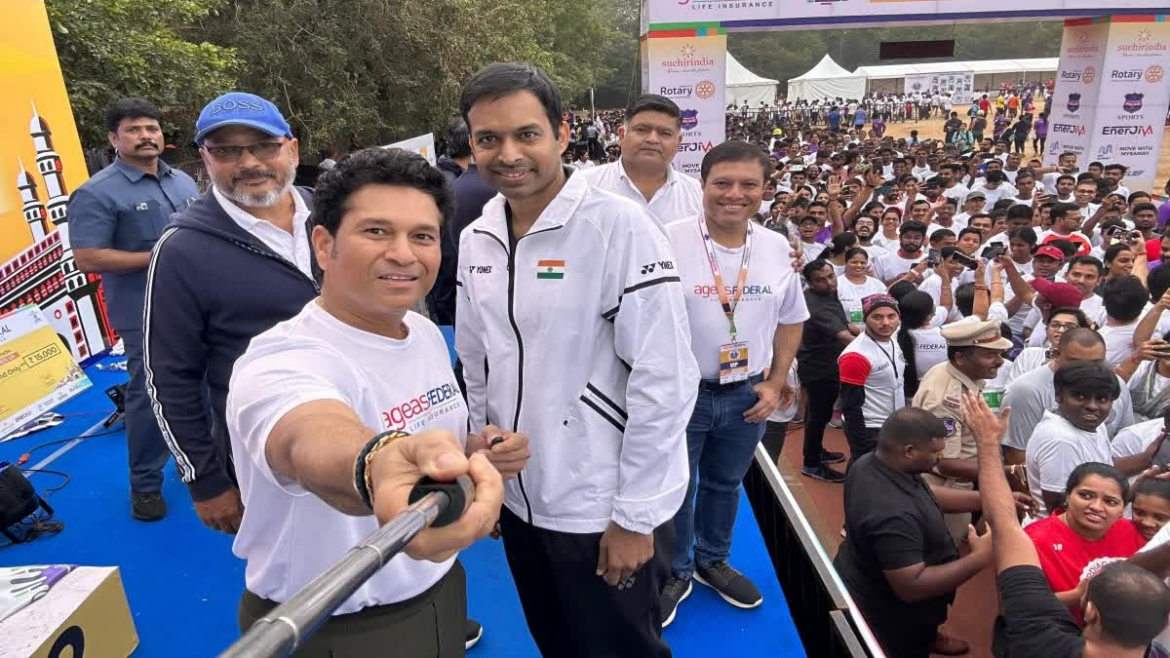 सचिन तेंदुलकर और पुलेला गोपीचंद ने हाफ मैराथन के विजेताओं को किया सम्मानित