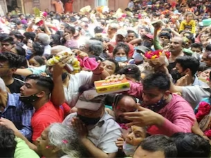 मथुरा में उमड़ी भीड़, दिल का दौरा पड़ने से दो महिलाओं की मौत
