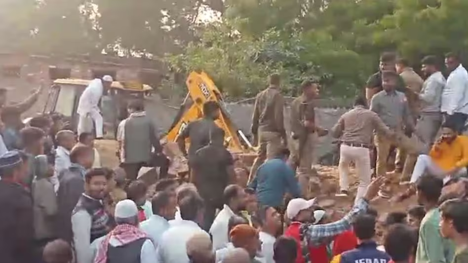 मऊ में दीवार गिरी,छह मरे