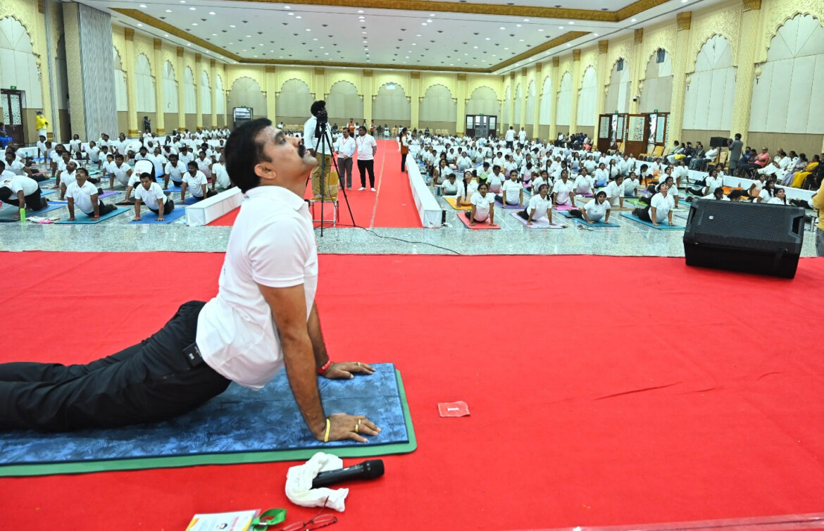 88 मिनट में  2592 सूर्य नमस्कार,  योगासन बुक ऑफ वर्ल्ड रिकॉर्ड में मिली जगह