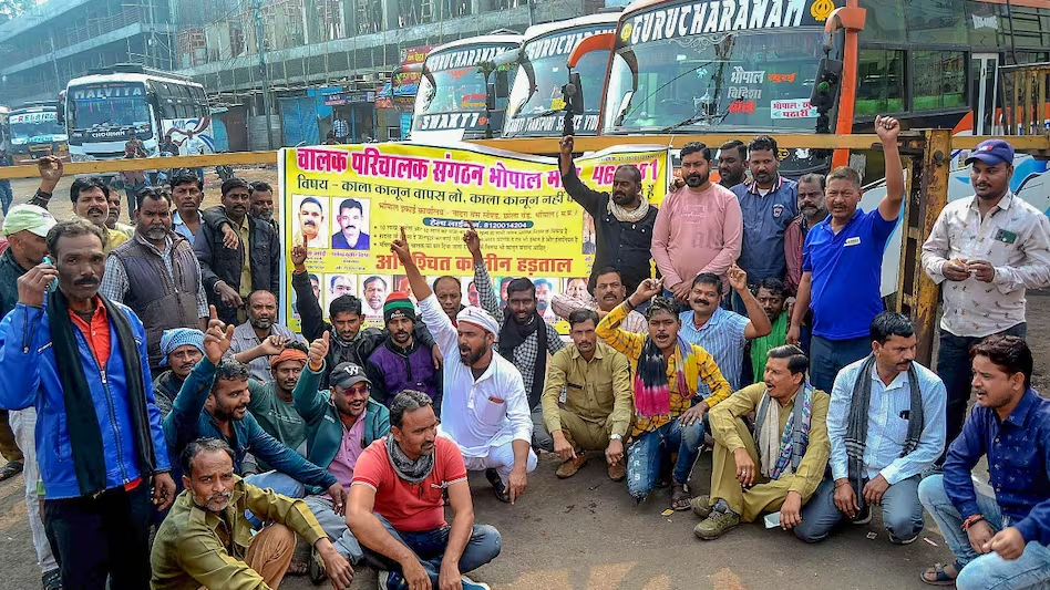 सरकार ने हड़ताली ड्राइवरों से काम पर लौटने की अपील की