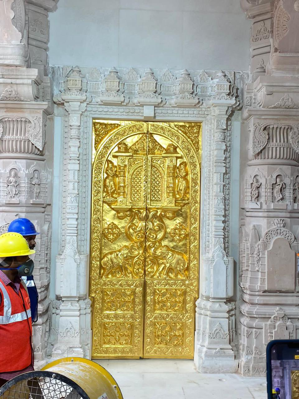 राम मंदिर में लगा पहला स्वर्ण द्वार