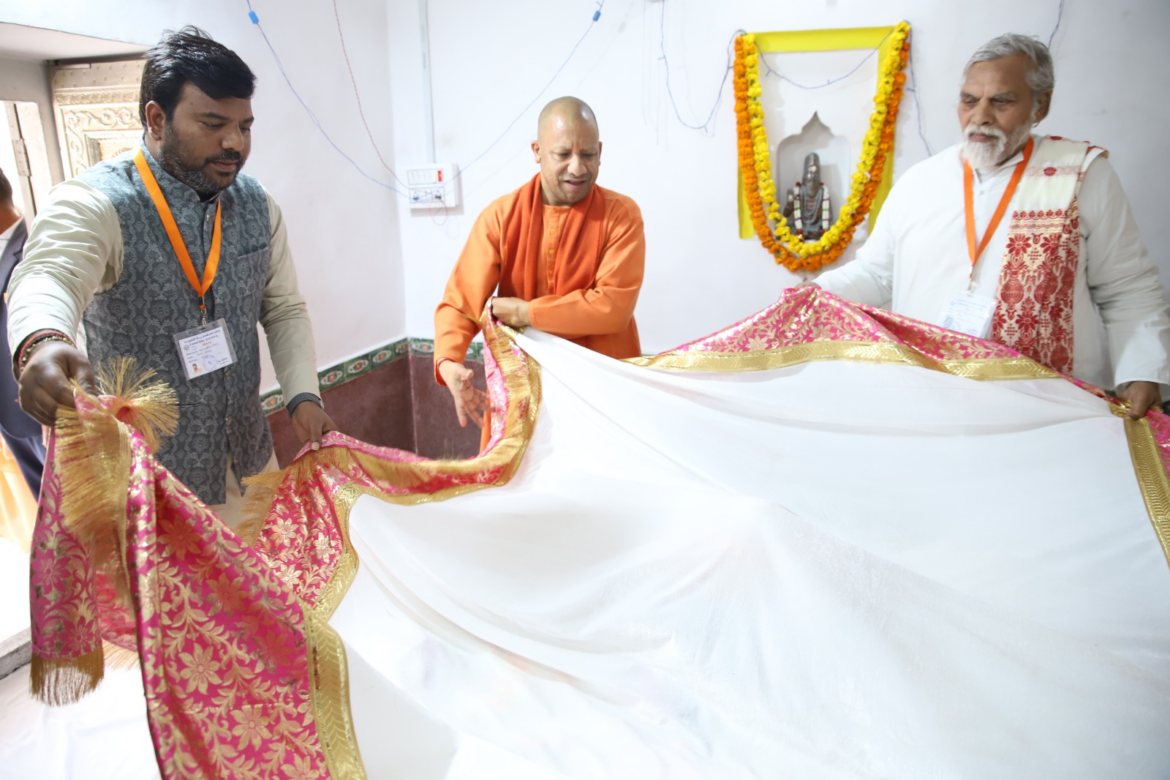 योगी ने कबीर की महापरिनिर्वाण स्थली पर चढ़ाई चादर