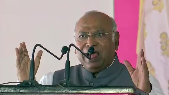 मोदी विपक्ष को डराकर राज करना चाहते हैं : खड़गे