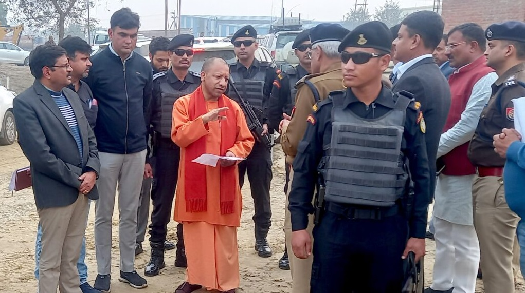 मोदी के दौरे से पहले योगी पहुंचे काशी,तैयारियों का लिया जायजा