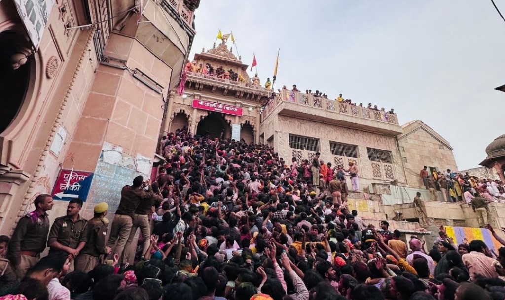 बरसाना में 20 कुंतल लड्डू से खेली गई लड्डू मार होली