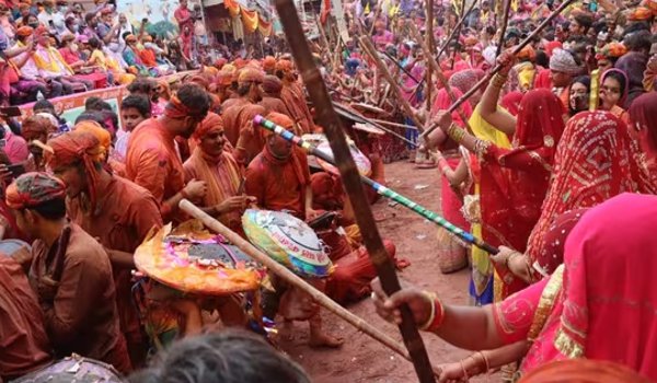 मथुरा में कड़ी सुरक्षा के बीच खेली गयी लठामार होली
