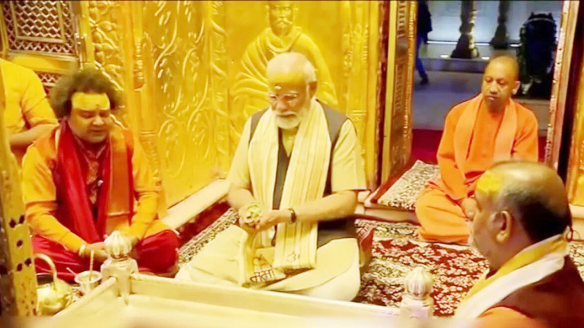 मोदी ने काशी विश्वनाथ मंदिर में पूजा की