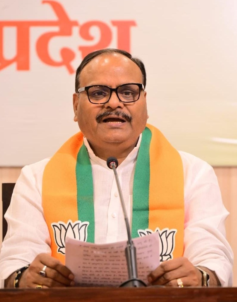 ब्रजेश पाठक का अखिलेश पर तंज,जिनकी पार्टी का विजन नहीं वे विजन डाक्यूमेंट पढ रहे है