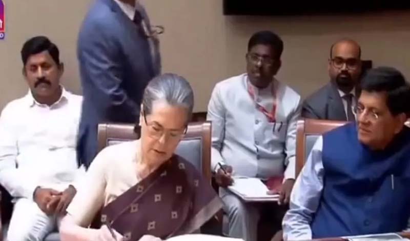 सोनिया ने राज्यसभा सदस्य के रूप में शपथ ली