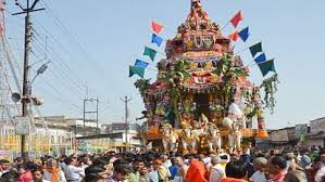 वृन्दावन में रंग जी मन्दिर का रथ खींचने की लगी भक्तों में होड़