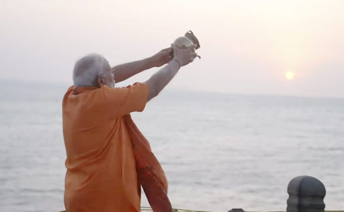 मोदी ने अपने ध्यान के दूसरे दिन विवेकानन्द रॉक मेमोरियल में सूर्य को दिया अर्घ्य