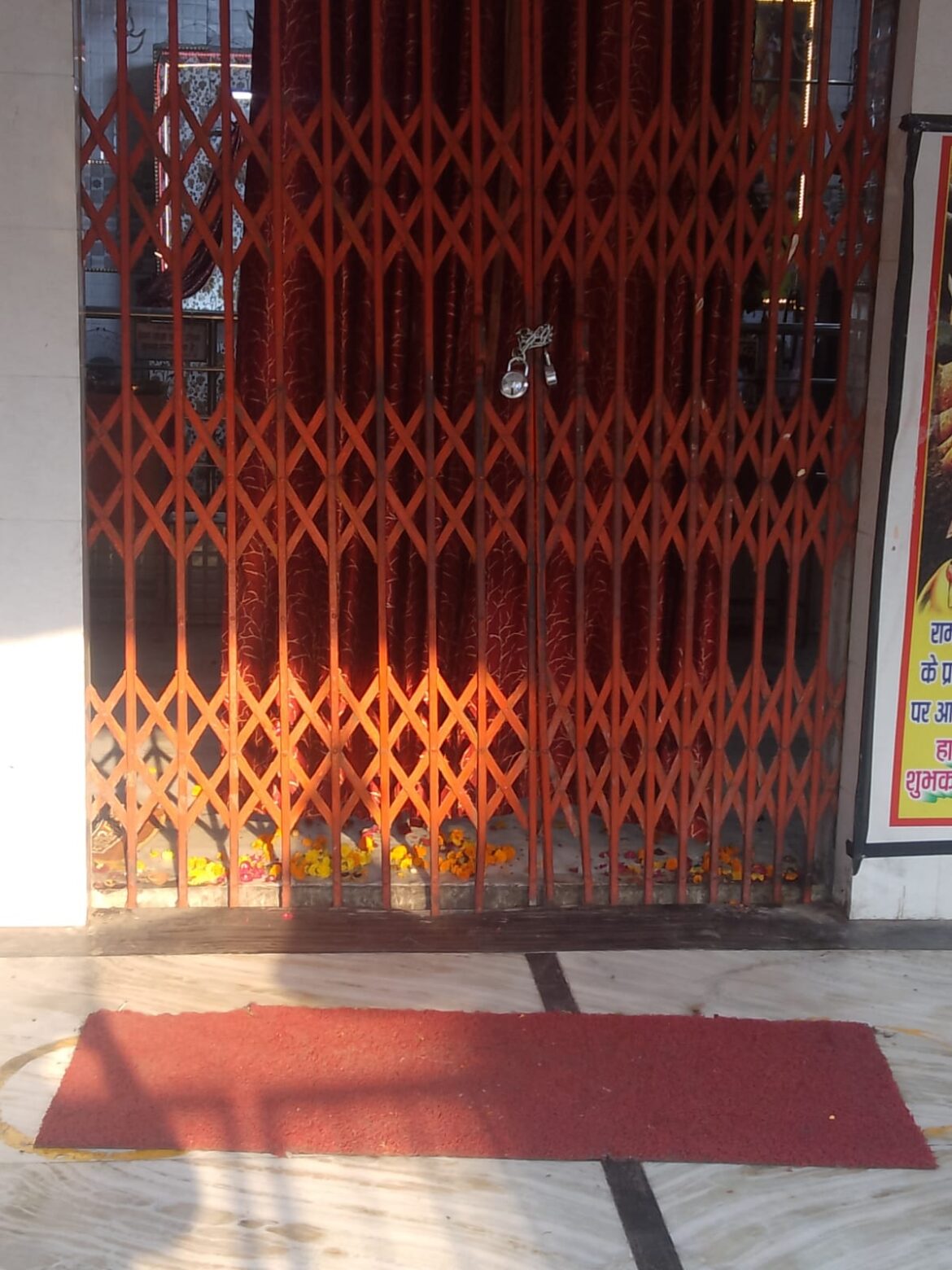 कानपुर में दो पक्षों के विवाद में मंदिर में पड़ा ताला