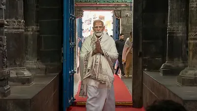 कन्याकुमारी पहुंचे मोदी, अम्मन मंदिर में की पूजा-अर्चना
