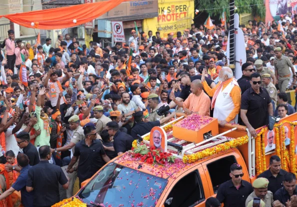 काशी में मोदी के रोड शो में हर हर महादेव की गूंज