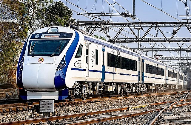 बनारस-नई दिल्ली वंदे भारत एक्सप्रेस दुर्घटनाग्रस्त होने से बाल बाल बची
