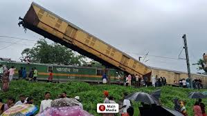 रेलवे सिग्नल की अनदेखी, मालगाड़ी ने कंचनजंघा एक्सप्रेस को मारी टक्कर, आठ लोगों की मौत