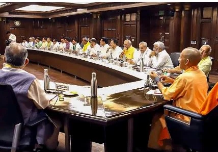 जनता के बीच जायें मंत्री,वीआईपी कल्चर से करें परहेज: योगी