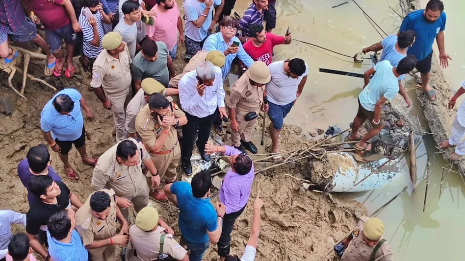 मथुरा में पानी की टंकी गिरने की घटना पर तीन फर्मों पर एफआईआर