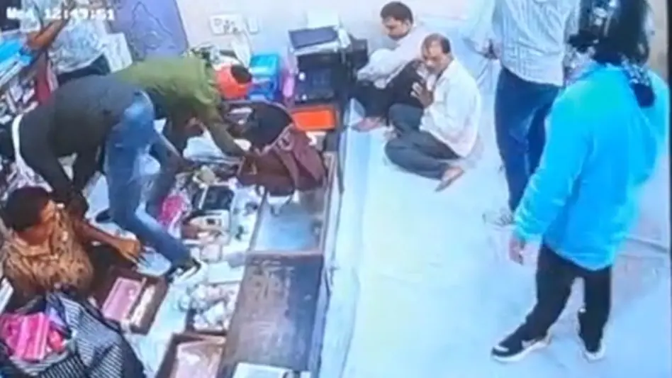 सुलतानपुर में दिनदहाड़े सर्राफ की दुकान पर डाका