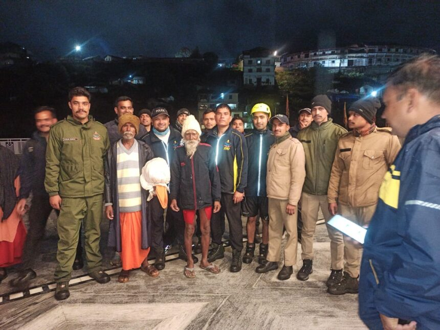 चरण पादुका में फंसे साधुओं का एसडीआरएफ ने बचाया