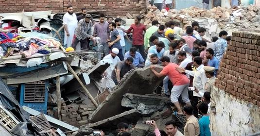 मेरठ में 50 साल पुराना मकान ढहा, पूरा परिवार मलबे में दबा