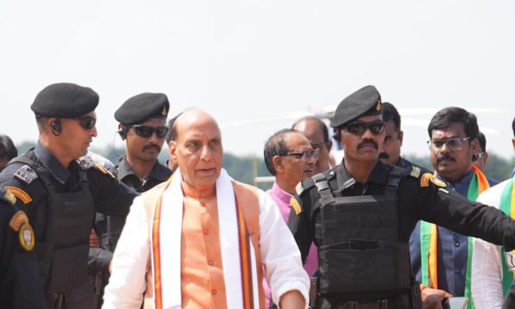 तकनीकी कारणों से हेलीकाप्टर की बजाय सड़क मार्ग से रवाना हुये राजनाथ