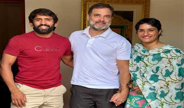 विनेश और बजरंग ने की राहुल से मुलाकात, तेज हुई हरियाणा से चुनाव लड़ने की अटकलें