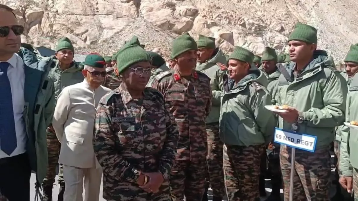 मुर्मु ने सियाचिन में की सैनिकों से बात