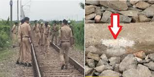बलिया में रेलवे ट्रैक पर मिला पत्थर