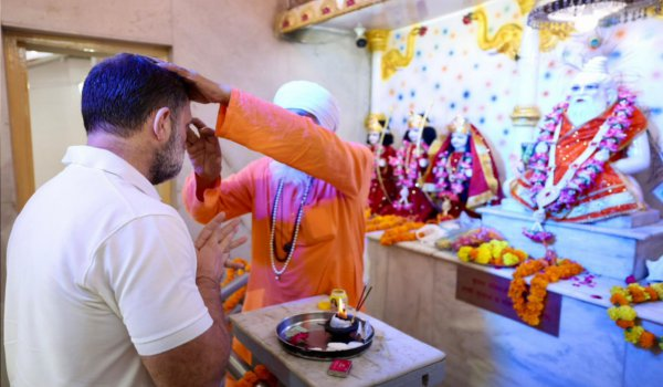 खरगे-राहुल ने वाल्मीकि मंदिर में की पूजा-अर्चना