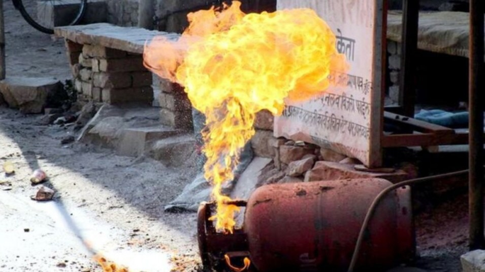 बुलंदशहर में रसोई गैस सिलेंडर फटने से मकान ढहा,कई हताहत