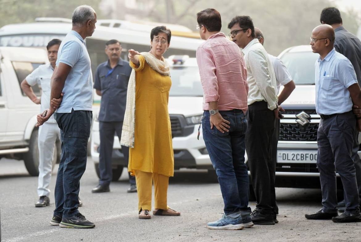 सड़कों को बनाने की दिशा में युद्धस्तर पर काम कर रही सरकार : आतिशी