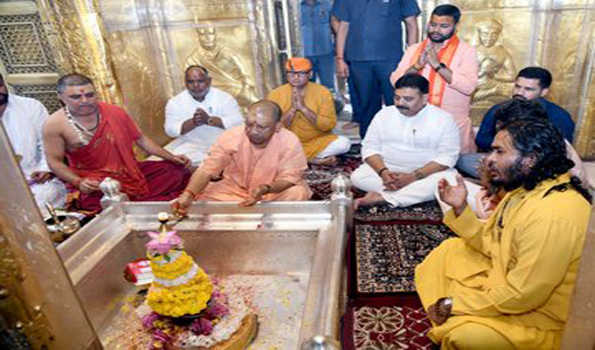 योगी आदित्यनाथ ने काल भैरव और बाबा विश्वनाथ का लिया आशीर्वाद